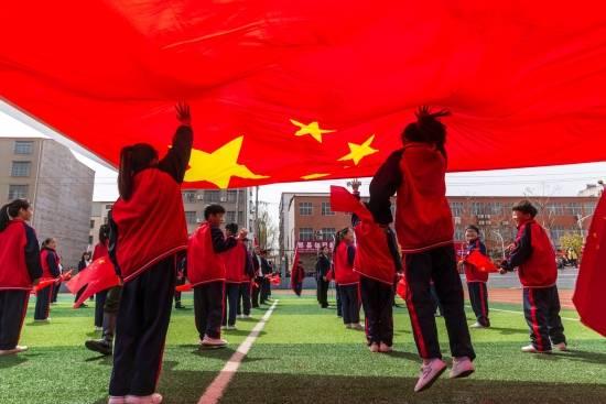 杜海涛牵手沈梦辰甜蜜逛街，发量稀疏脸长黄斑状态好差